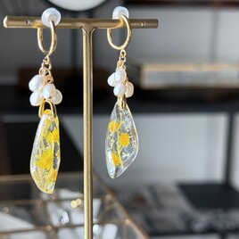 感謝とやさしさを、耳元に重ねて。ミモザと淡水パールがそっと寄り添うフープイヤリング【6月の誕生石】