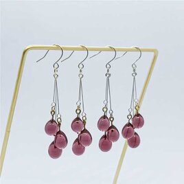 手づくりガラスの【雨だれピアス】アメジスト　★金具変更OK　ドロップ　雫　しずく ★送料無料