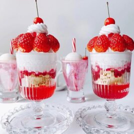 真っ赤な苺パフェのオブジェ   フェイクスイーツ