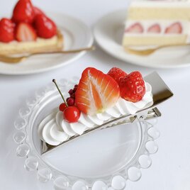 苺スイーツのヘアクリップ   スイーツデコ  フェイクスイーツ