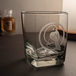 丸に振り向きシマエナガ　家紋風グラス