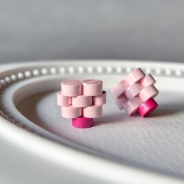 【春を彩る】さくらピンクの幾何学ピアス（イヤリング）｜1gの軽さ｜痛くない｜大人の血色感｜紙のアクセサリー｜ギフト対応