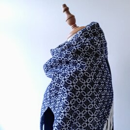 北欧手織り：英国の静寂を纏うマフラー（ペティネイビー）