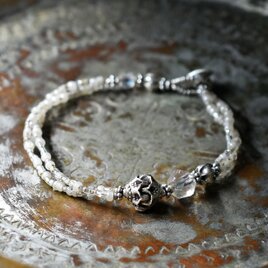 2種類のオーロラチェコビーズとカレンシルバー、グーズベリー、フランスヴィンテージビーズの２連ブレス