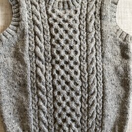 ハニカム模様の手編みベスト　グレーの手編みベスト
