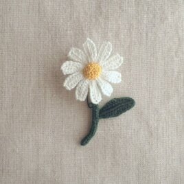 かぎ針で編んだブローチ　可愛いコサージュ　デイジーみたいな一輪のお花　深緑　刺繍糸２本どり