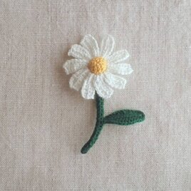 かぎ針で編んだブローチ　可愛いコサージュ　デイジーみたいな一輪のお花　グリーン　刺繍糸２本どり
