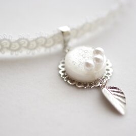 【受注製作】レジンアート　ラウンドモチーフとタティングレースとサテンリボンのチョーカー〈白い庭〉