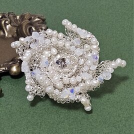 天然石とワイヤーの白バラのブローチ