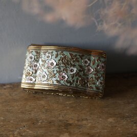 パステルカラー、ゴールドトーンのヴィンテージケース　フランス　ヨーロッパ　ブロカント