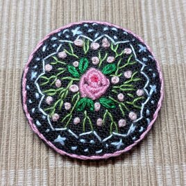 バラと小花のブローチ