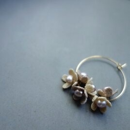 bouquet of ecru flower mix Hoop Pierce