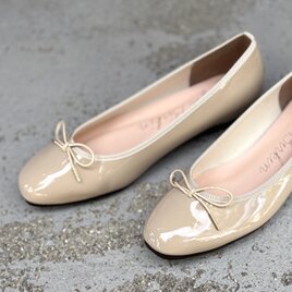 24cmのみ  ローヒールエナメルベージュ  パンプス