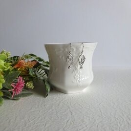 静かな春の芽吹きピアス