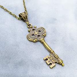 アンティークゴールド デザインキー（鍵）チャームのペンダント・ネックレス 長さ調整可 アジャスター可