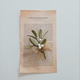 染め布花＊ヤドリギのコサージュ