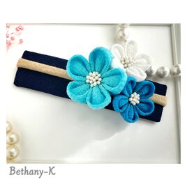 お食い初めや初節句に◆小花が可愛い和モダン髪飾り(下がり無し)◆白×空×海色のママでも簡単につけられるつまみ細工