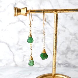 スライスカットエメラルドと原石ダイヤのアシンメトリーピアス・イヤリング変更可