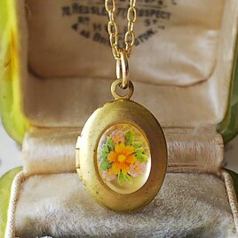 ヴィンテージ　アプリコット色のお花のロケットペンダント　ネックレス
