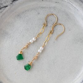 スライスカットエメラルドと淡水パールのミドルレングスピアス・イヤリング変更可