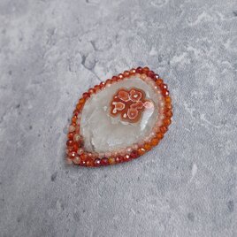 赤い【小さな花びら】の石