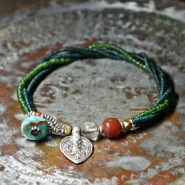 アンティーク多彩グリーンシードビーズとoldインドシルバー、ミゾーラムカーネリアン、クリアビーズ4連ブレス（ターコイズ留め金）