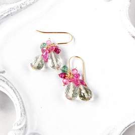澄光の Bouquet―プラジオライトxピンクサファイアxエメラルドピアス14kgf