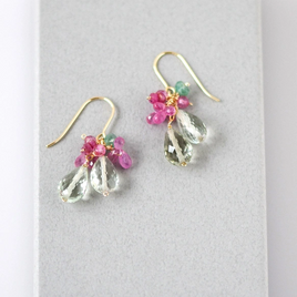 澄光の Bouquet―プラジオライトxピンクサファイアxエメラルドピアス14kgf