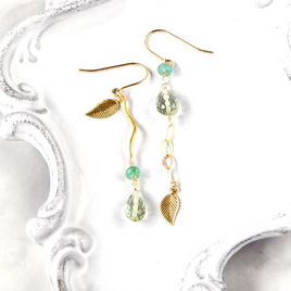 新緑のささやき ― Whisper of Verdureプラジオライトxエメラルドアシンメトリーピアス14kgf