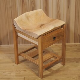 背筋がピンと伸びる「美姿勢スツール」