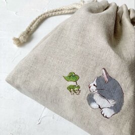 【受注制作】『カエルと猫』手描きコットンリネン巾着 ベージュ グレー猫 ハチワレ猫