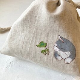 【受注制作】『カエルと猫』手描きコットンリネン巾着 ベージュ グレー猫 ハチワレ猫