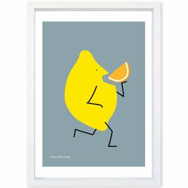 オレンジを食べるレモン　フルーツ　送料無料 　あらゆるお部屋のポスター　アートポスター　アート/sei検索新着順　3983