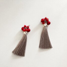 赤い実とタッセルのピアス