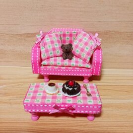 ミニチュア家具セット ドールハウス用 ピンクのソファ＆テーブル クマ ケーキ小物付き
