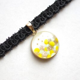 【受注製作】レジンアート　ラウンドモチーフとタティングレースとベルベットリボンのチョーカー〈ミモザ降る〉
