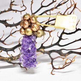 アメジストクラスターとたわわな鈴、アフガンパーツのランドリーピンブローチ