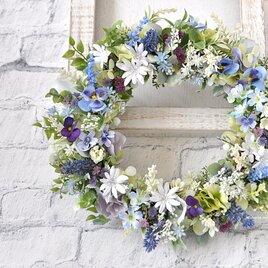 青い空と白い雲　すみれと白い花のリース：すみれ　青　むらさ　水色　白　