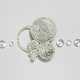 手刺繍のブローチ　en ー縁ー／M plus／淡水パールb012