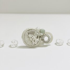 手刺繍の耳飾り　en ー縁ー／イヤークリップ片耳タイプ／e001