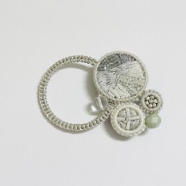 手刺繍のブローチ　en ー縁ー／S plus／淡水パールb006