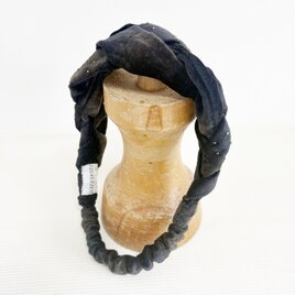 チャコールグレーとゴールドのヘアバンド