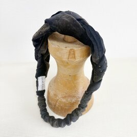 チャコールグレーとゴールドのヘアバンド