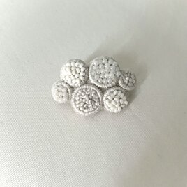 しろ　朝雲のブローチ