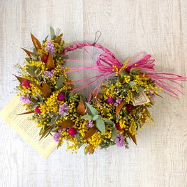 ちょっと個性派！！グレビレア・ゴールドとミモザの三日月リース