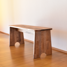 北欧に佇む、木のベンチ