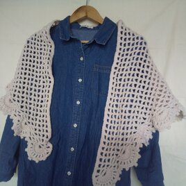 フリルがキュート！ほんのりピンクの三角ストール