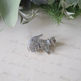 小さな猫のシルバーブローチ