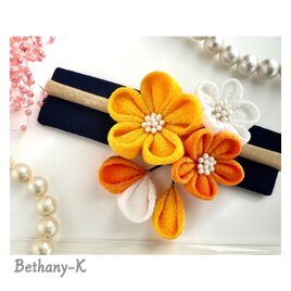 お食い初めや初節句に◆小花が可愛い和モダン髪飾り(下がり付き)◆白×山吹×金木犀色のママでも簡単につけられるつまみ細工