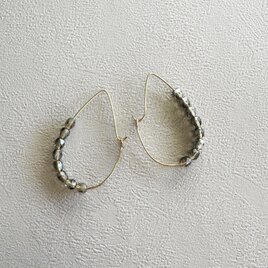 グレージュチェコガラスビーズのワイヤーピアス